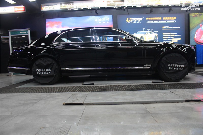 長(zhǎng)沙汽車改色貼膜 賓利慕尚全車施工透明膜 高亮透明膜