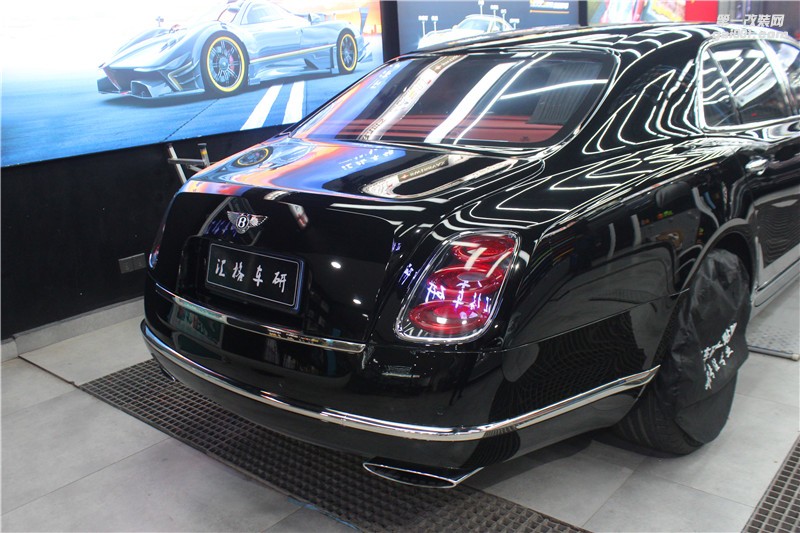長(zhǎng)沙汽車改色貼膜 賓利慕尚全車施工透明膜 高亮透明膜