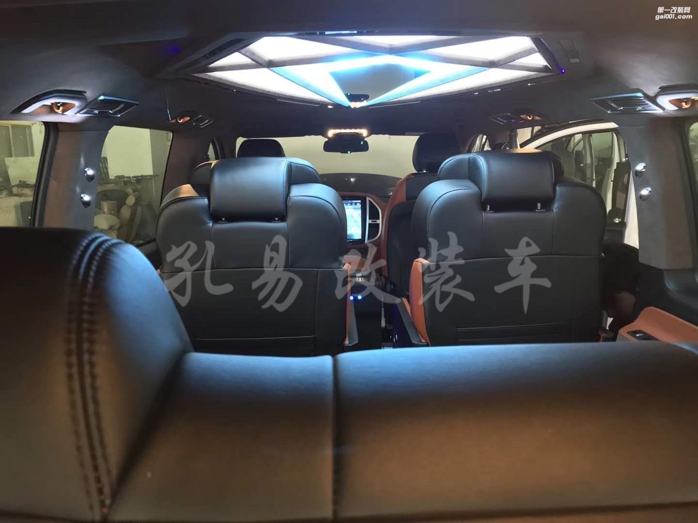奔馳威霆改裝豪華商務(wù)，改裝航空座椅后大放異彩