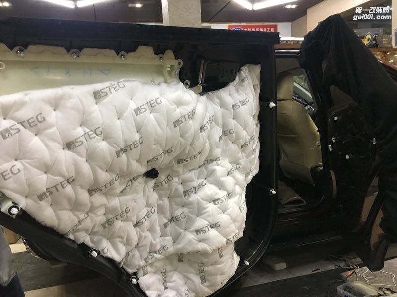 汕頭市星悅汽車音響專業(yè)汽車音響改裝汕頭豐田RAV4升級4門山水隔音汽車音響改裝意大利赫茲ESKF165喇叭