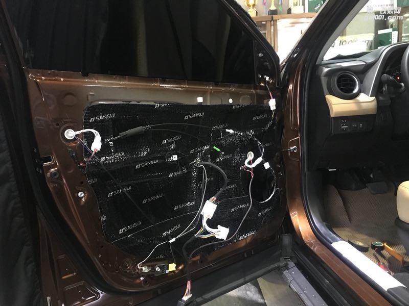 汕頭市星悅汽車音響專業(yè)汽車音響改裝汕頭豐田RAV4升級4門山水隔音汽車音響改裝意大利赫茲ESKF165喇叭