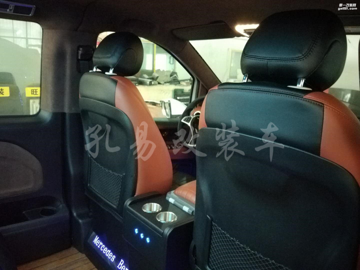 奔馳威霆改裝豪華商務(wù)，改裝航空座椅后大放異彩