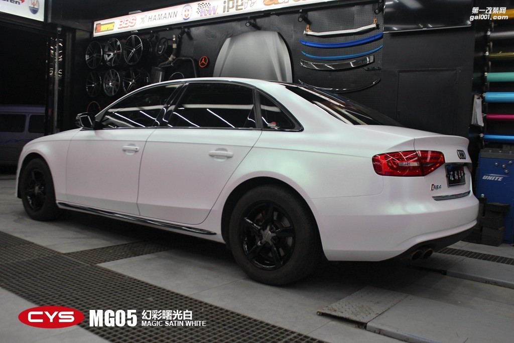 靚車會青羊店奧迪A4幻彩曙光白汽車改色貼膜