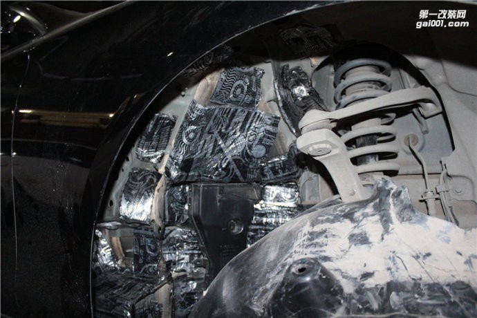 武汉奔驰E300汽车隔音改装   翼子板隔音改装