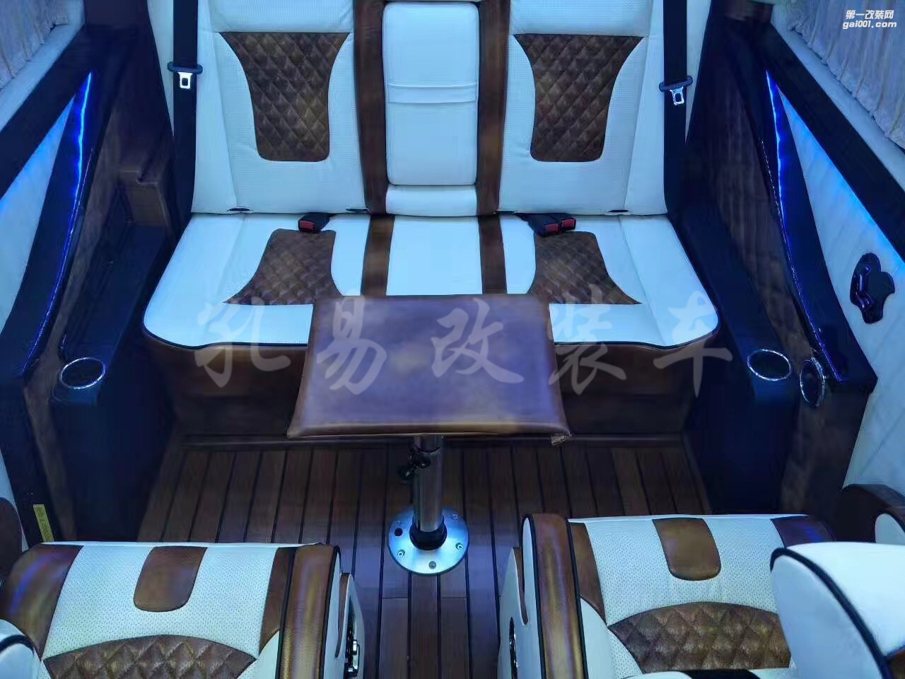 奔馳V260房車(chē)內(nèi)飾奢華改裝，孔易改裝車(chē)