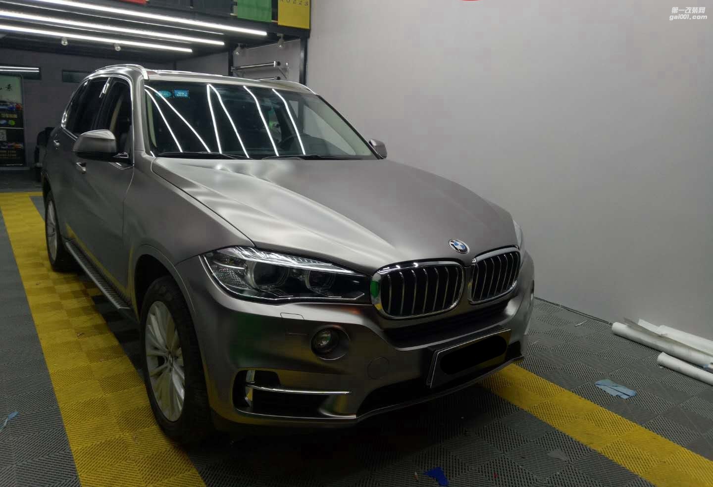 成都靚車匯青羊店寶馬X5電光金屬鈦金汽車改色貼膜