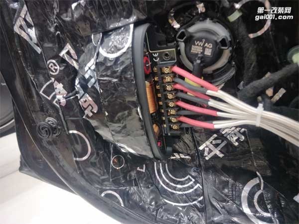 西寧大眾邁騰汽車音響改裝 精藝精以色列摩雷優(yōu)特聲三分頻改裝案例