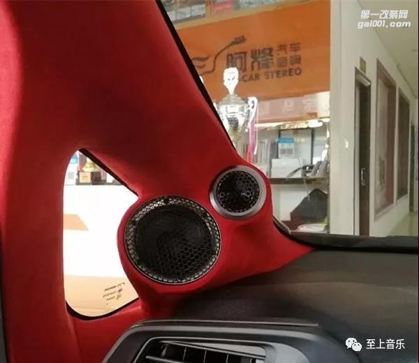 本田飛度進(jìn)入“發(fā)燒”狀態(tài) 汽車(chē)音響改裝歌劇世家三分頻系統(tǒng)
