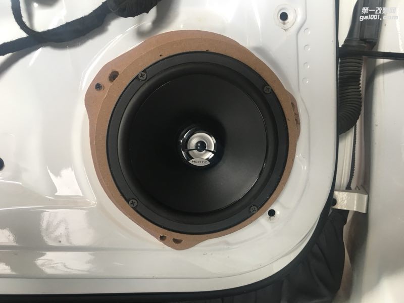 汕頭奧迪A4L音響改裝沒那么復(fù)雜改裝意大利赫茲套裝和同軸喇叭汕頭市星悅汽車音響改裝