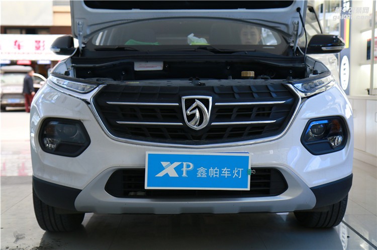 成都寶駿510汽車大燈改裝車燈氙氣燈四川鑫帕車燈實(shí)體店改裝LED日間行車燈海拉5雙光透鏡