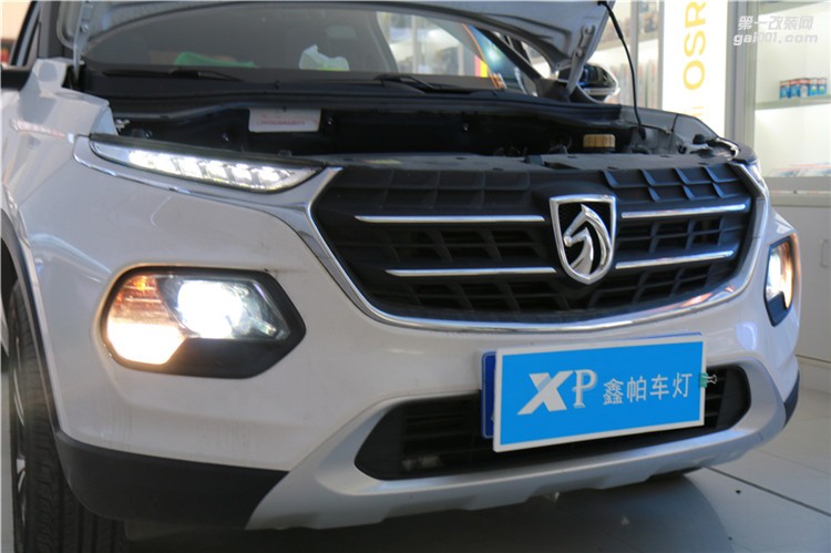成都寶駿510汽車大燈改裝車燈氙氣燈四川鑫帕車燈實(shí)體店改裝LED日間行車燈海拉5雙光透鏡