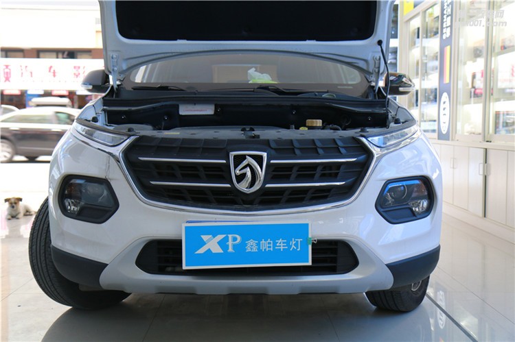 成都寶駿510汽車大燈改裝車燈氙氣燈四川鑫帕車燈實(shí)體店改裝LED日間行車燈海拉5雙光透鏡