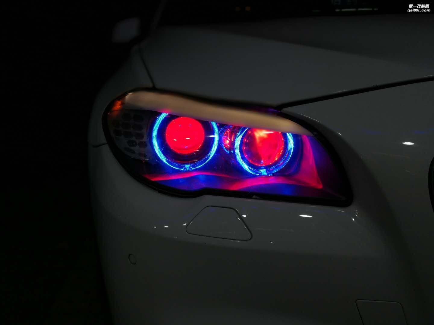 寶馬5系525 520 535汽車大燈改裝車燈氙氣燈四海拉透鏡藍色天使眼紅色惡魔眼