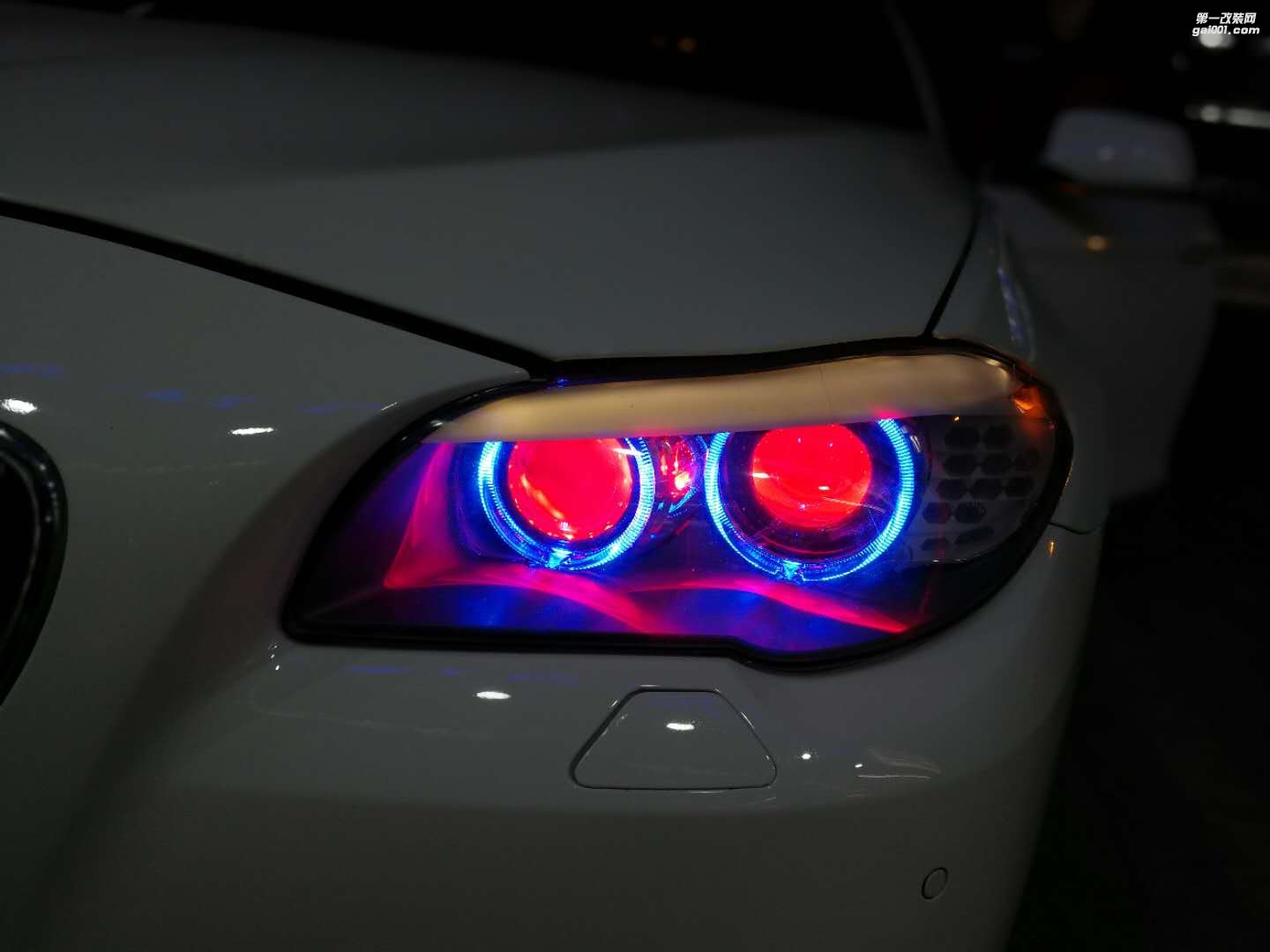 寶馬5系525 520 535汽車大燈改裝車燈氙氣燈四海拉透鏡藍色天使眼紅色惡魔眼