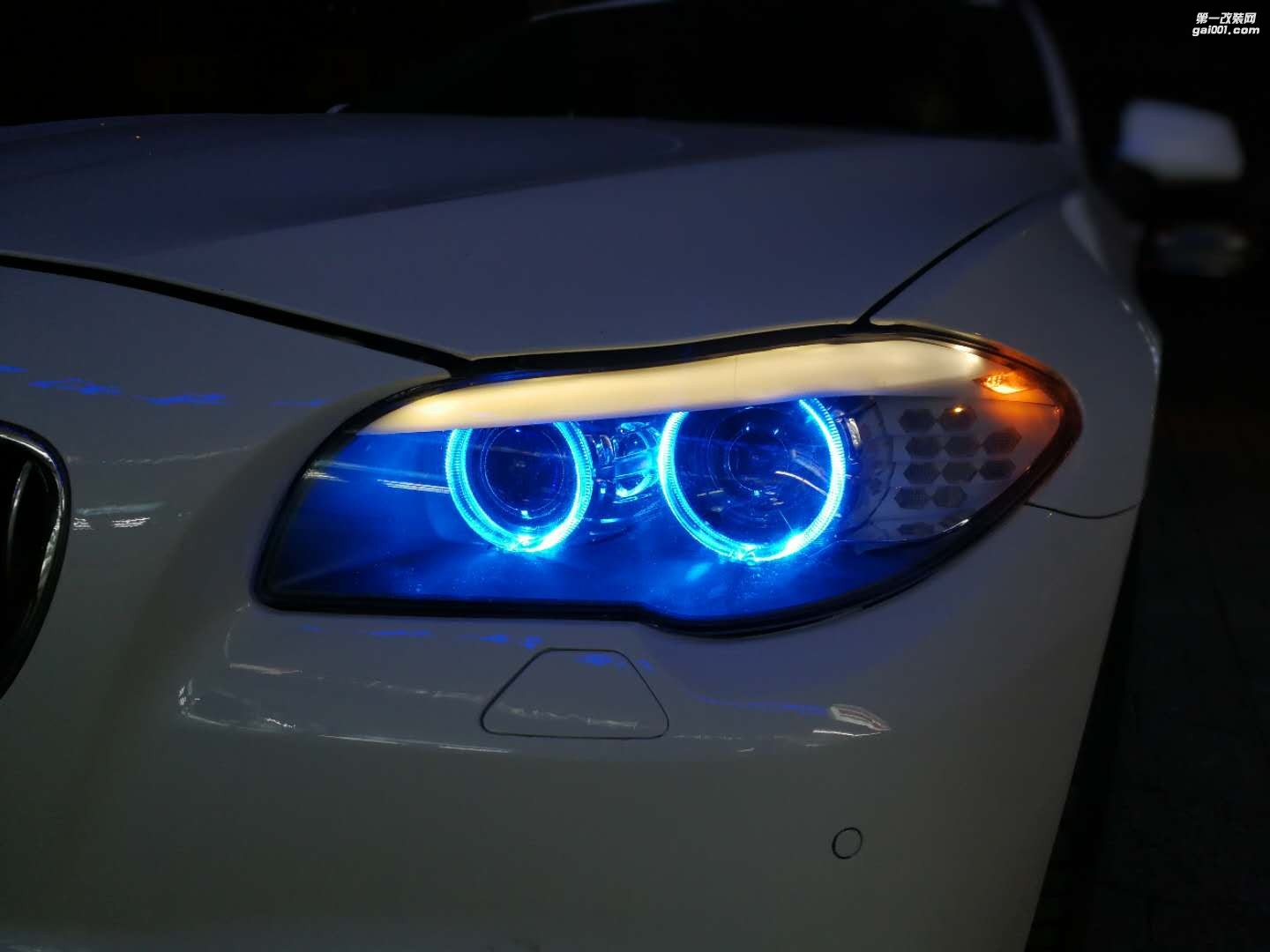 寶馬5系525 520 535汽車大燈改裝車燈氙氣燈四海拉透鏡藍色天使眼紅色惡魔眼