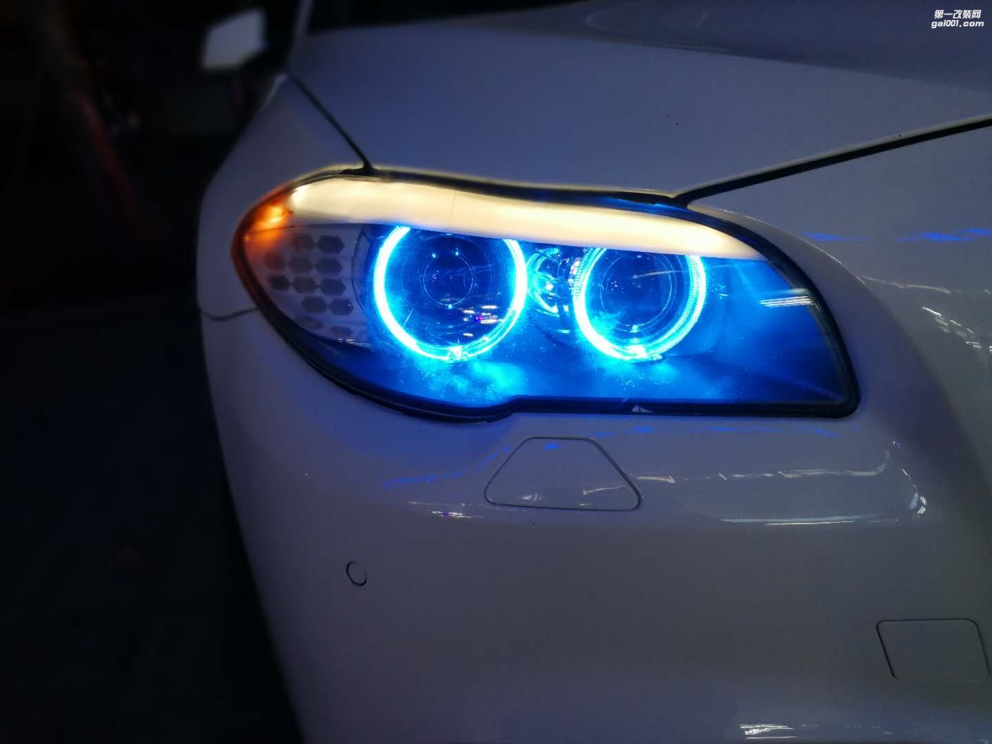 寶馬5系525 520 535汽車大燈改裝車燈氙氣燈四海拉透鏡藍色天使眼紅色惡魔眼