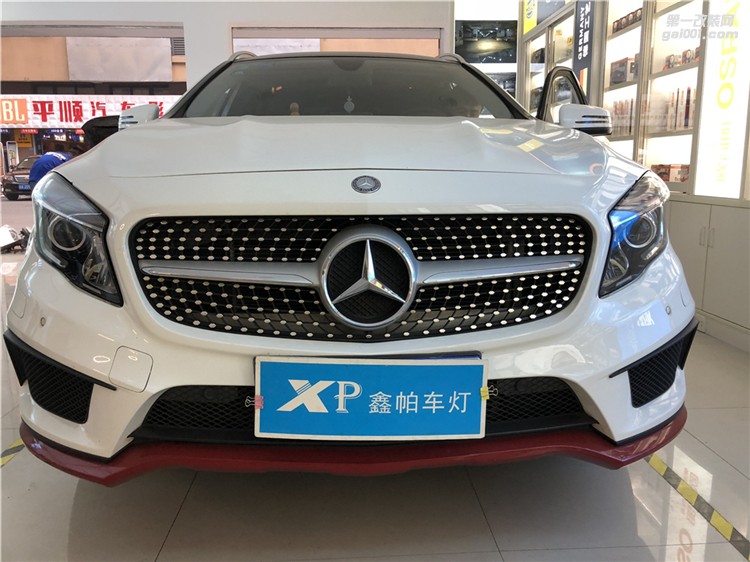 成都奔馳GLA改裝車燈氙氣燈海拉5雙光透鏡氙氣燈LED日間行車燈升級(jí)高配LED大燈總成鑫帕車燈改裝