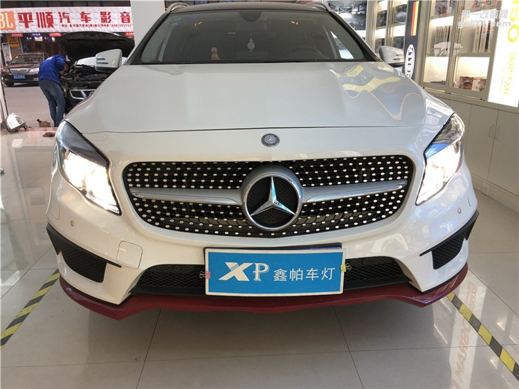 成都奔馳GLA改裝車燈氙氣燈海拉5雙光透鏡氙氣燈LED日間行車燈升級(jí)高配LED大燈總成鑫帕車燈改裝
