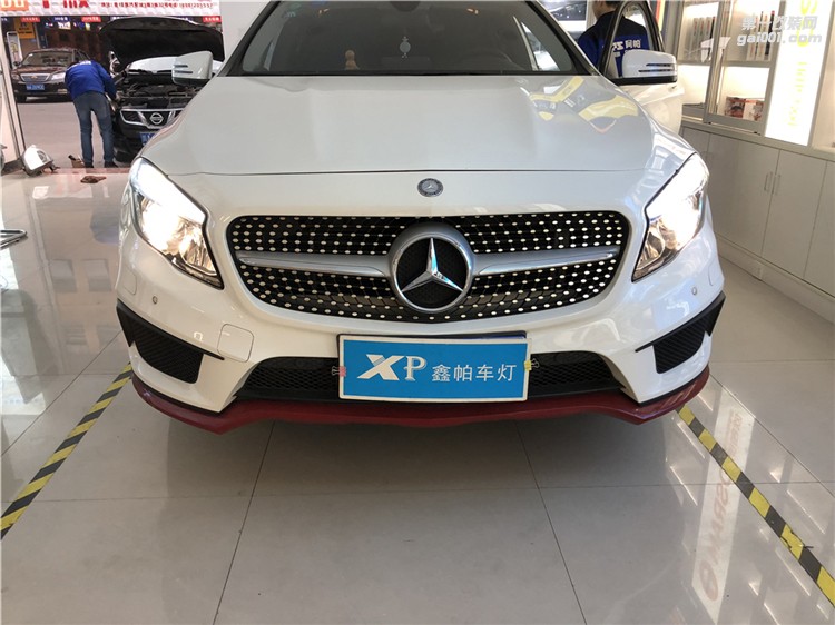 成都奔馳GLA改裝車燈氙氣燈海拉5雙光透鏡氙氣燈LED日間行車燈升級(jí)高配LED大燈總成鑫帕車燈改裝