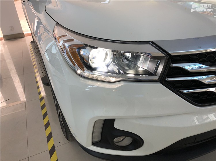 廣汽傳祺GS4成都改裝車燈氙氣燈海拉雙光透鏡歐司朗 飛利浦LED日間行車燈四川鑫帕車燈實體店改裝