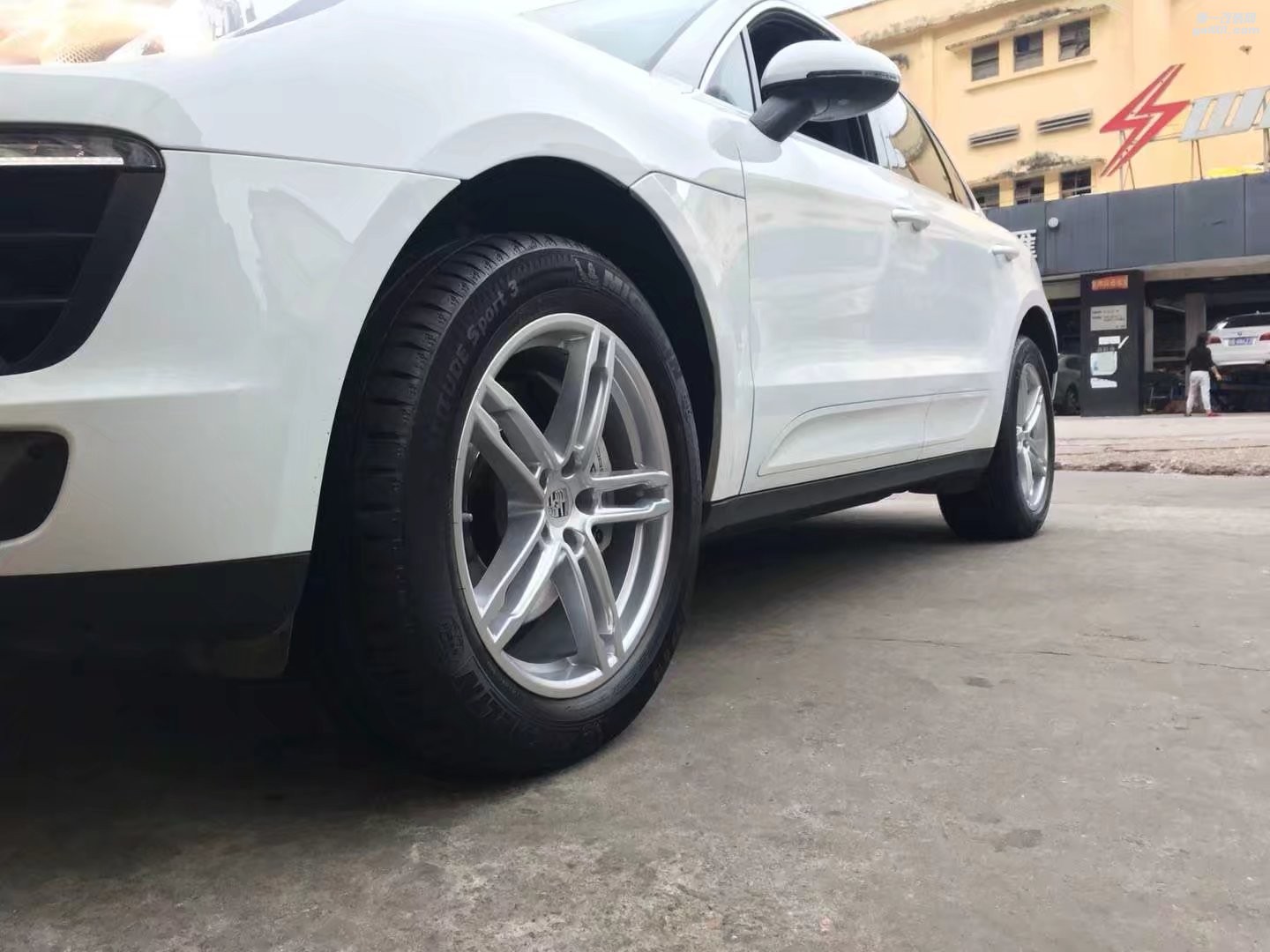 保時(shí)捷 Macan ，換 原廠 19寸 完工！