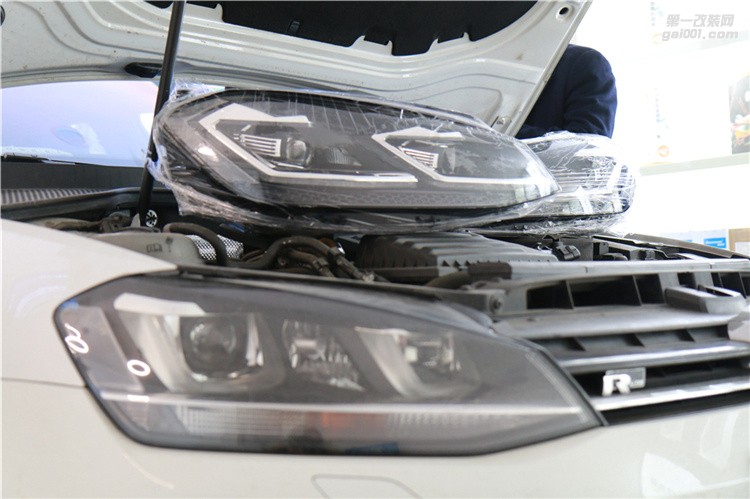 成都高爾夫7改裝高爾夫7.5帶半LED總成 日間行車燈鑫帕車燈升級(jí)