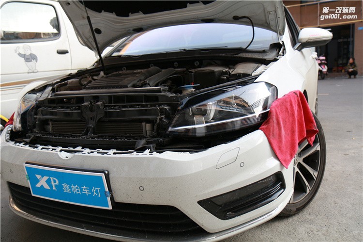 成都高爾夫7改裝高爾夫7.5帶半LED總成 日間行車燈鑫帕車燈升級(jí)