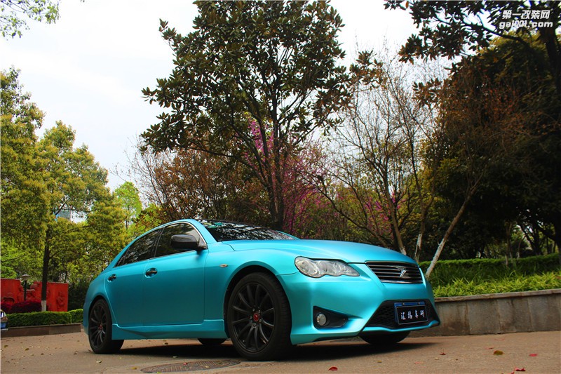 長(zhǎng)沙進(jìn)口車(chē)身改色膜 豐田銳志施工綢緞冰藍(lán)