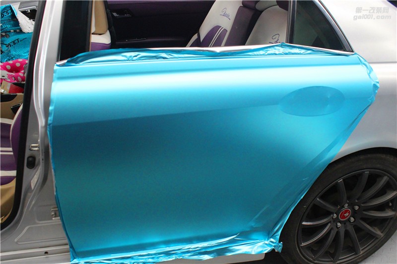 長(zhǎng)沙進(jìn)口車(chē)身改色膜 豐田銳志施工綢緞冰藍(lán)
