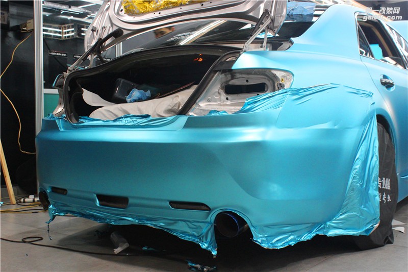 長(zhǎng)沙進(jìn)口車(chē)身改色膜 豐田銳志施工綢緞冰藍(lán)
