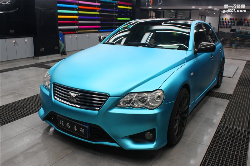 長(zhǎng)沙進(jìn)口車(chē)身改色膜 豐田銳志施工綢緞冰藍(lán)