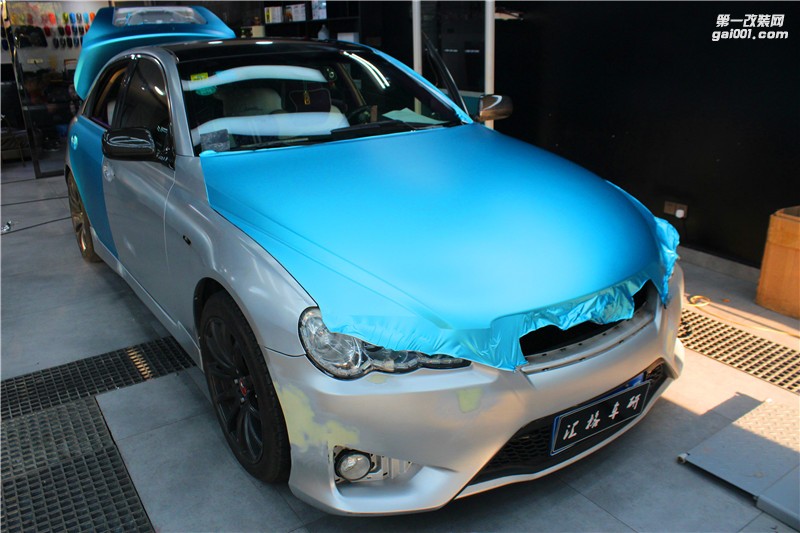 長(zhǎng)沙進(jìn)口車(chē)身改色膜 豐田銳志施工綢緞冰藍(lán)