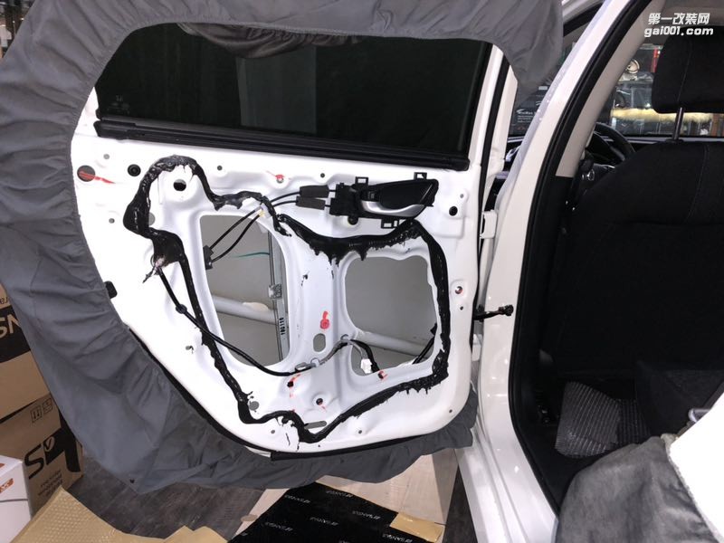 汕頭市星悅汽車音響本田思域音響改裝大變身細(xì)品音樂之樂勁浪ES165KX3三分頻英國創(chuàng)世紀(jì)德國蟒蛇隔音降噪