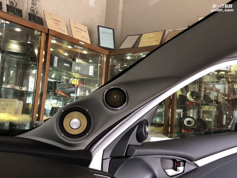 汕頭市星悅汽車音響本田思域音響改裝大變身細(xì)品音樂之樂勁浪ES165KX3三分頻英國創(chuàng)世紀(jì)德國蟒蛇隔音降噪
