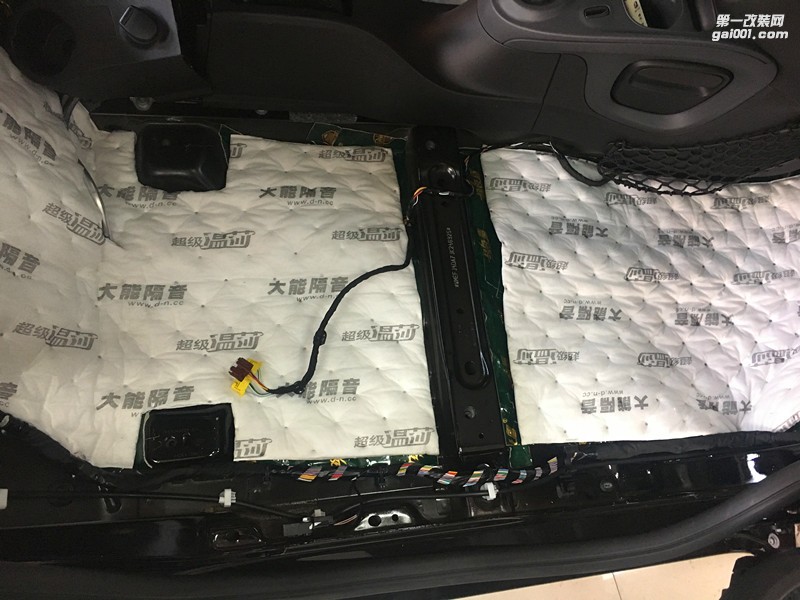 靜觀其變奔馳SMART隔音降噪--唐山樂(lè)暢汽車音響