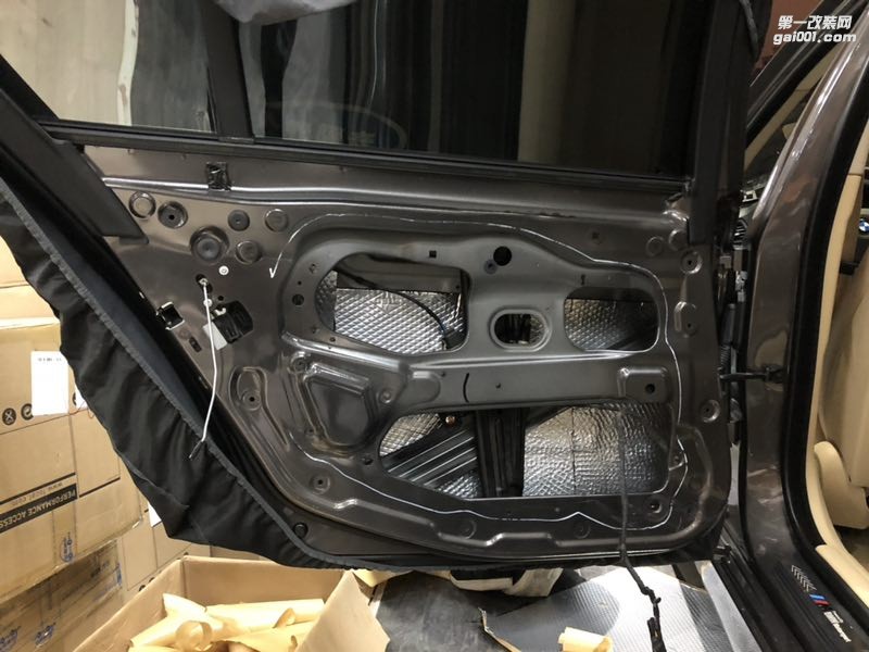 汕頭市星悅汽車音響改裝寶馬5系四門STEG史泰格隔音降噪降低行車時的風(fēng)燥不再“吵鬧”