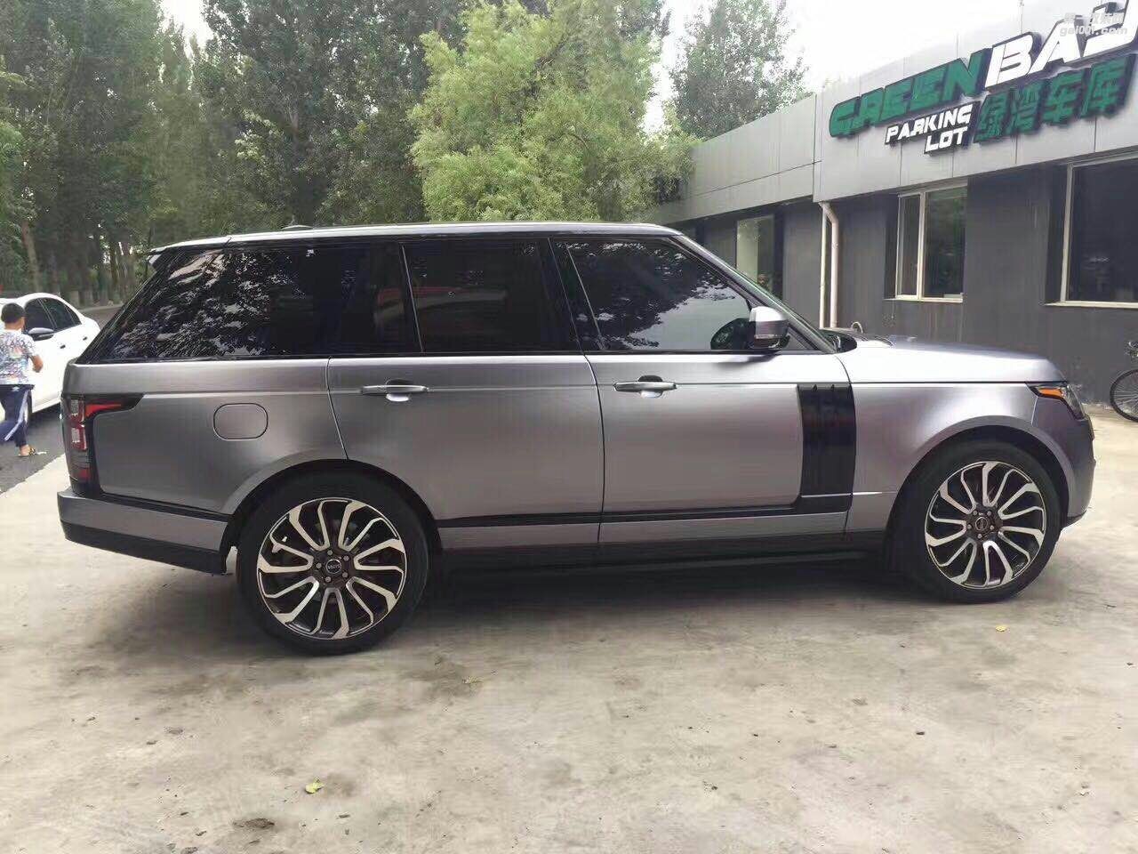 成都車身改色路虎全車貼膜改色電光碳灰改色