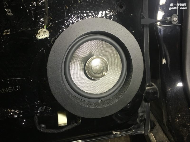福特蒙迪歐原車音響不夠好？汕頭市星悅汽車音響告訴你汽車音響還可以這么改！四門3層隔音降噪