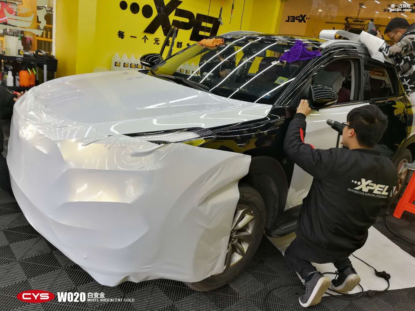 成都靚車會青羊店現(xiàn)代途勝白變金汽車改色貼膜