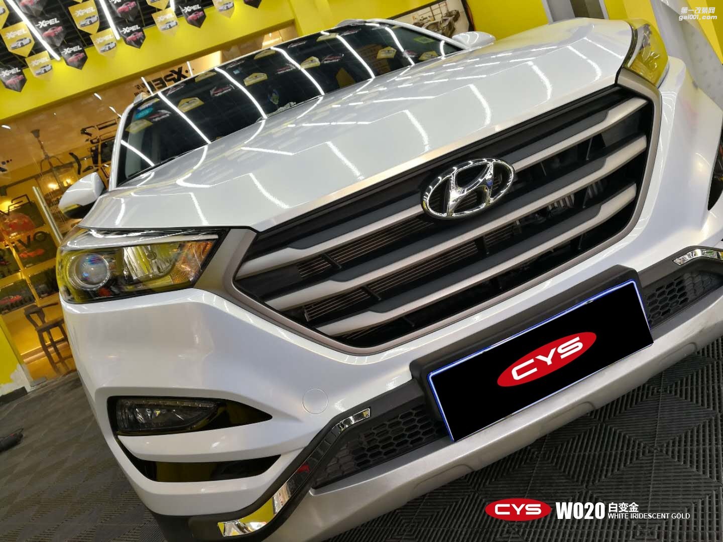 成都靚車會青羊店現(xiàn)代途勝白變金汽車改色貼膜