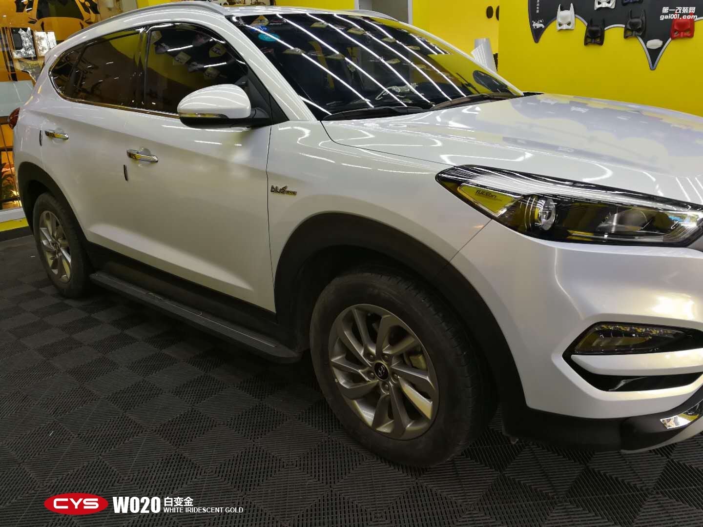 成都靚車會青羊店現(xiàn)代途勝白變金汽車改色貼膜