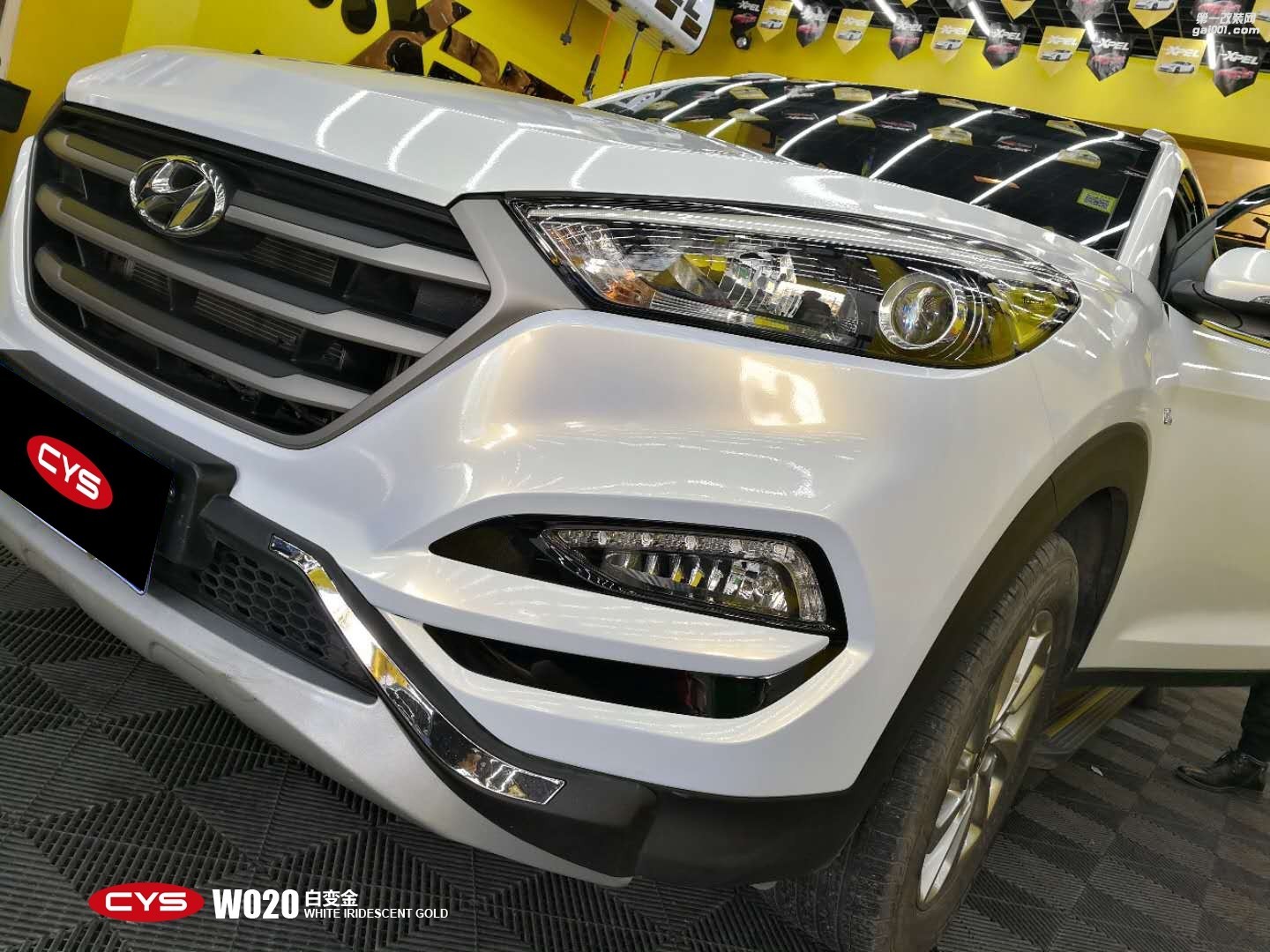 成都靚車會青羊店現(xiàn)代途勝白變金汽車改色貼膜