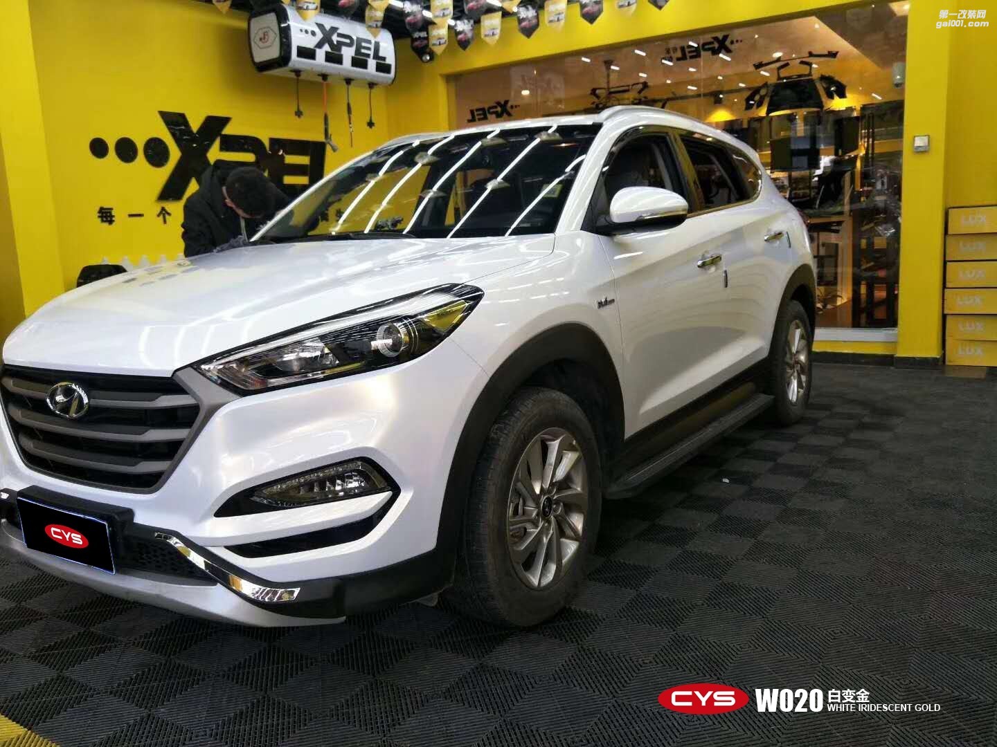 成都靚車會青羊店現(xiàn)代途勝白變金汽車改色貼膜