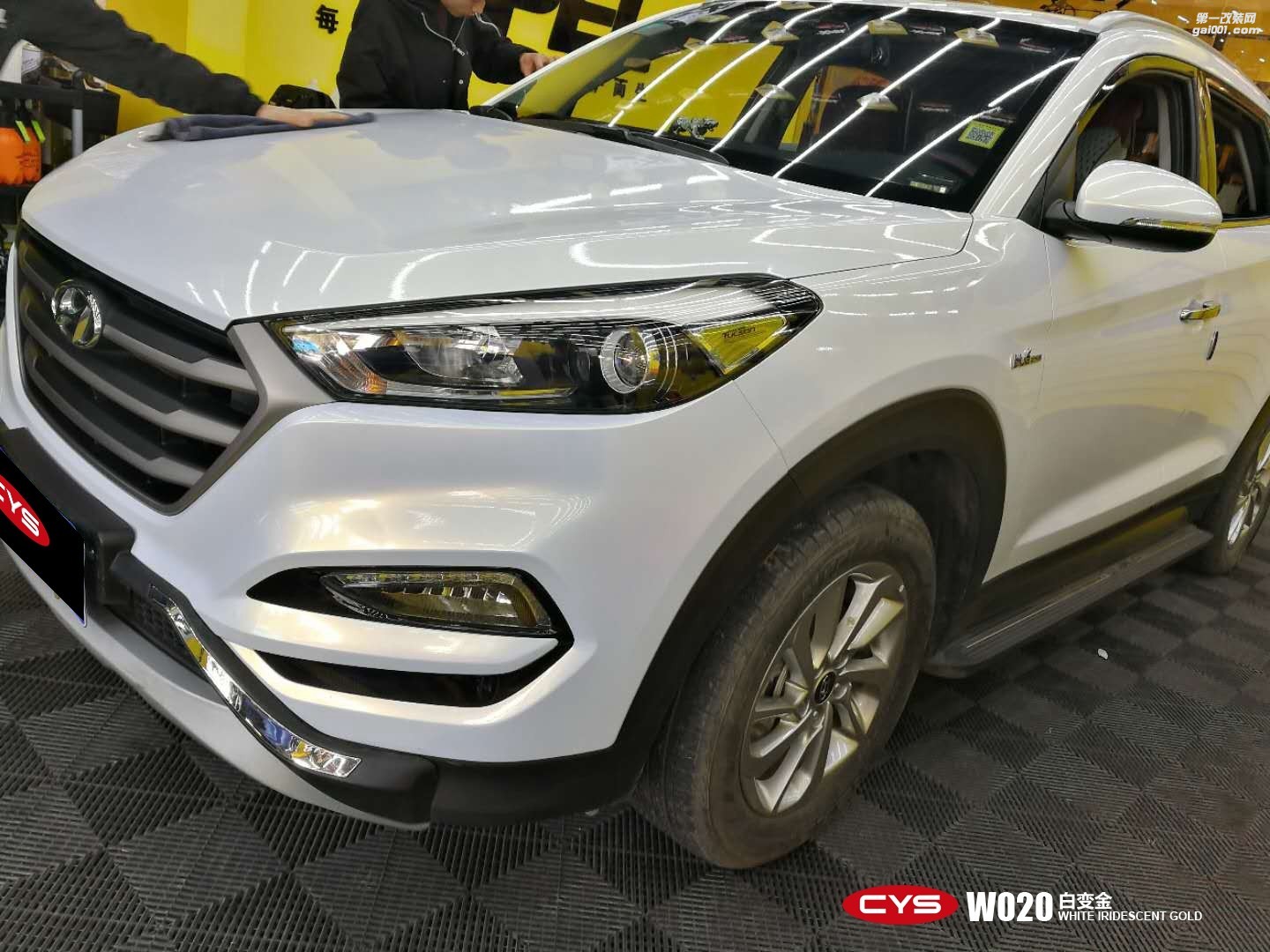 成都靚車會青羊店現(xiàn)代途勝白變金汽車改色貼膜