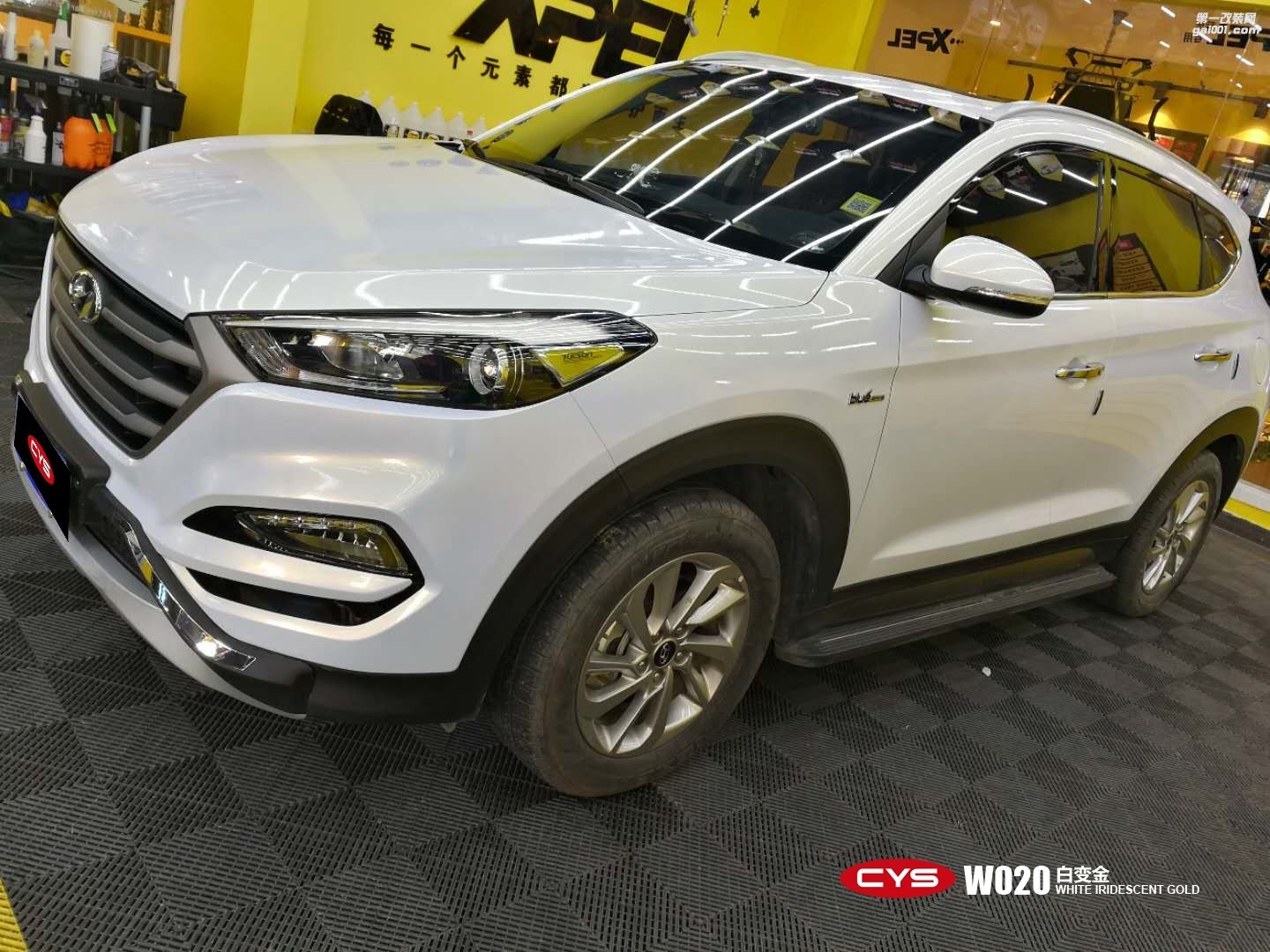成都靚車會青羊店現(xiàn)代途勝白變金汽車改色貼膜