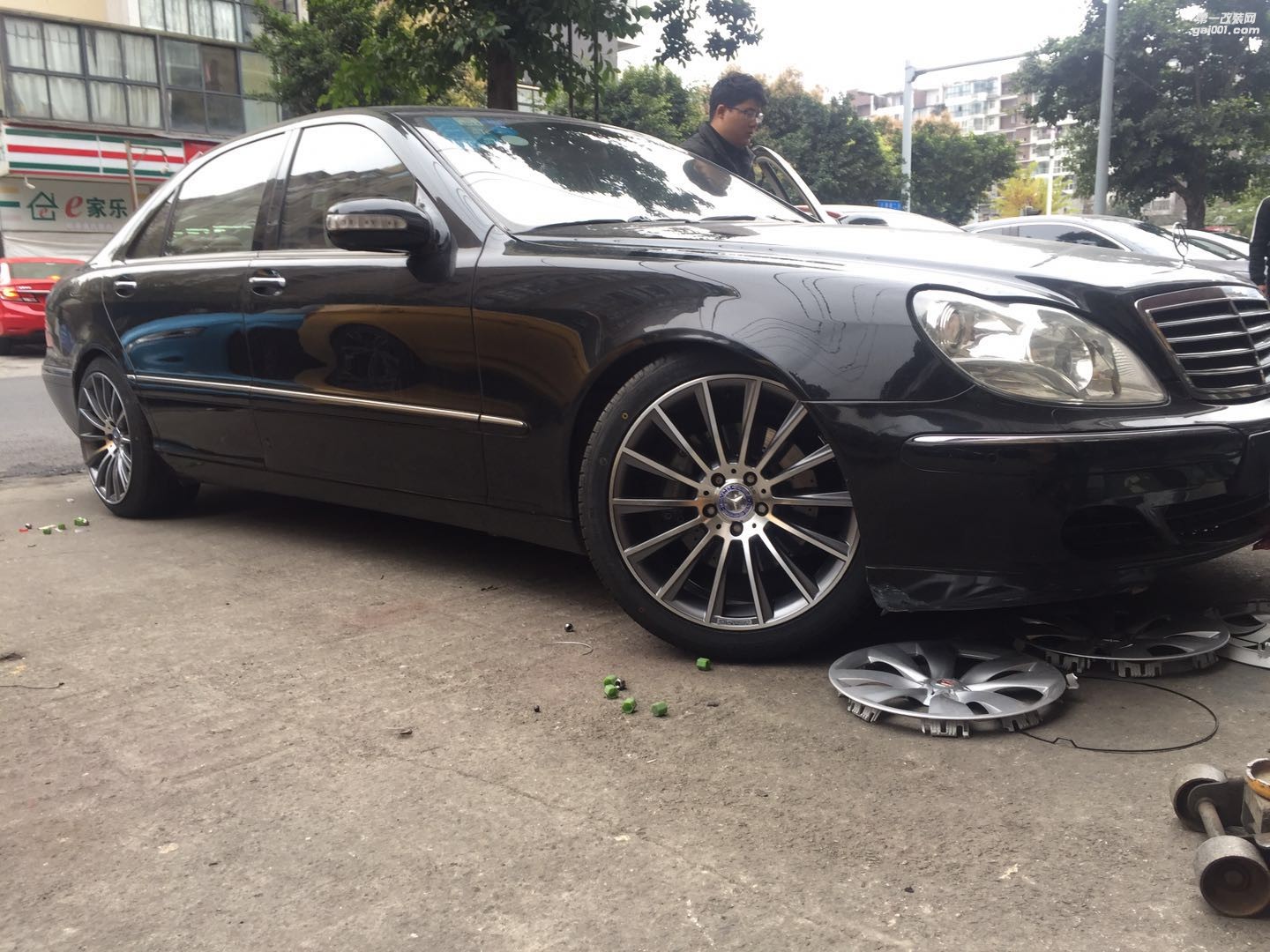 奔馳S500 輪轂升級(jí) 19寸AMG輪轂胎齡 成都改裝店