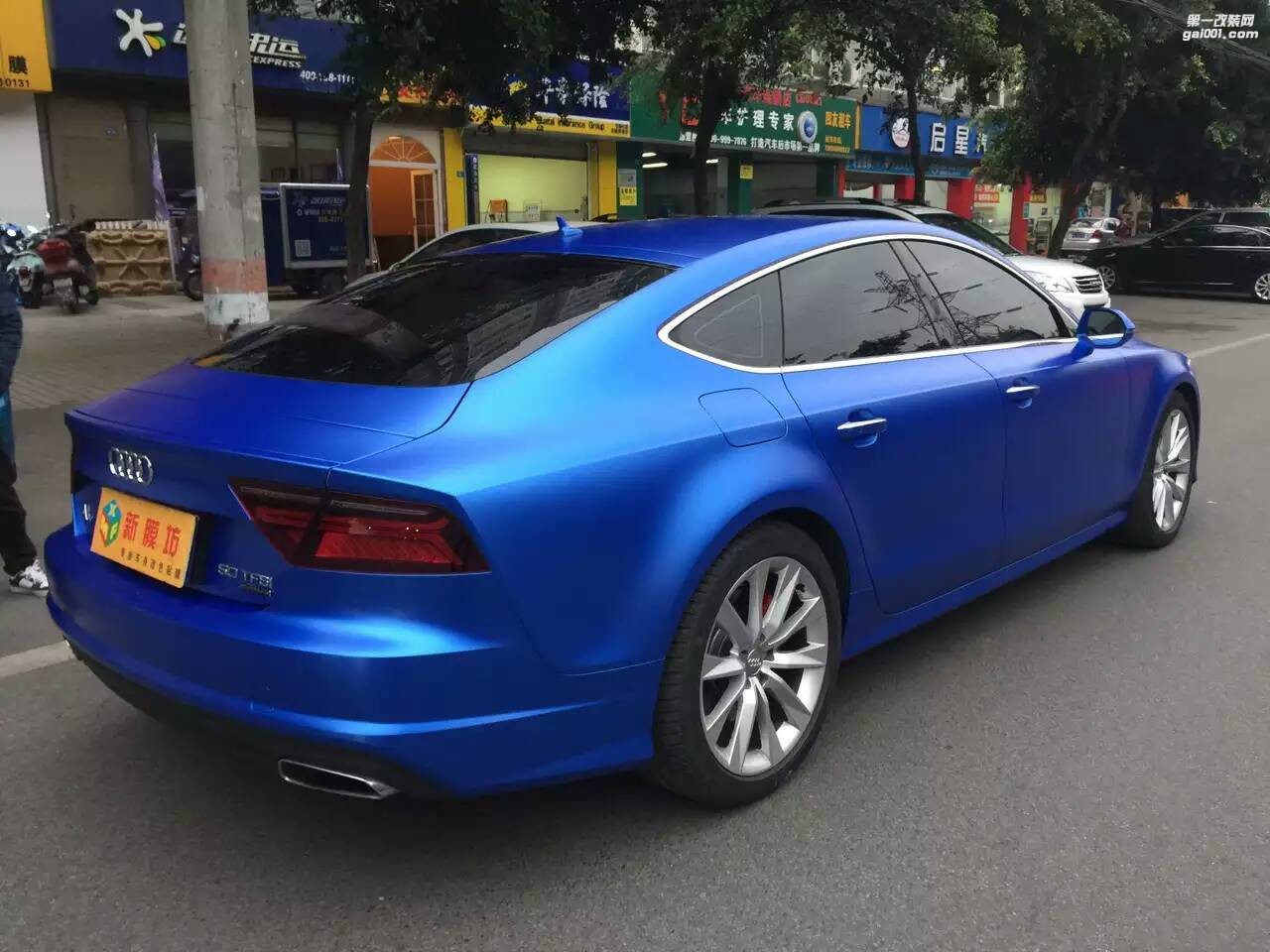 成都車身貼膜改色奧迪A7 全車改色貼膜電光藍(lán)高光冰淇淋藍(lán)