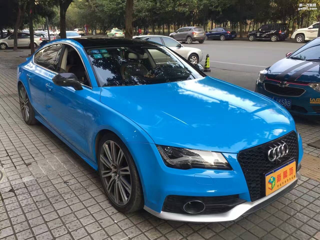 成都車身貼膜改色奧迪A7 全車改色貼膜電光藍(lán)高光冰淇淋藍(lán)