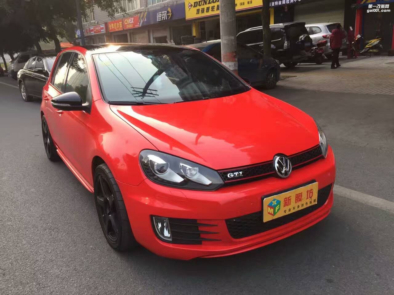 成都汽車貼膜改色大眾高爾夫全車改色貼膜高光法拉利紅高光紅亮光紅