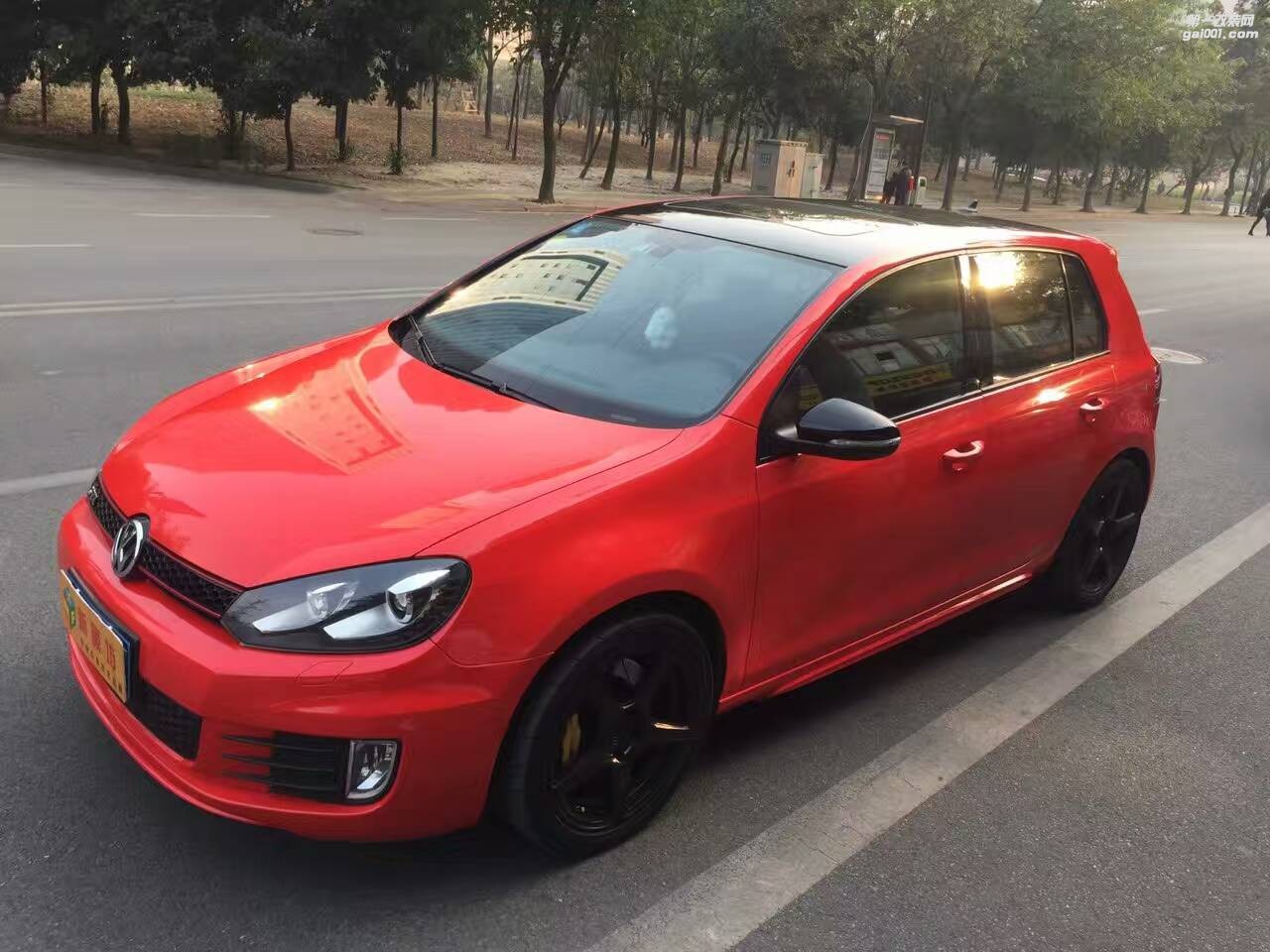 成都汽車貼膜改色大眾高爾夫全車改色貼膜高光法拉利紅高光紅亮光紅
